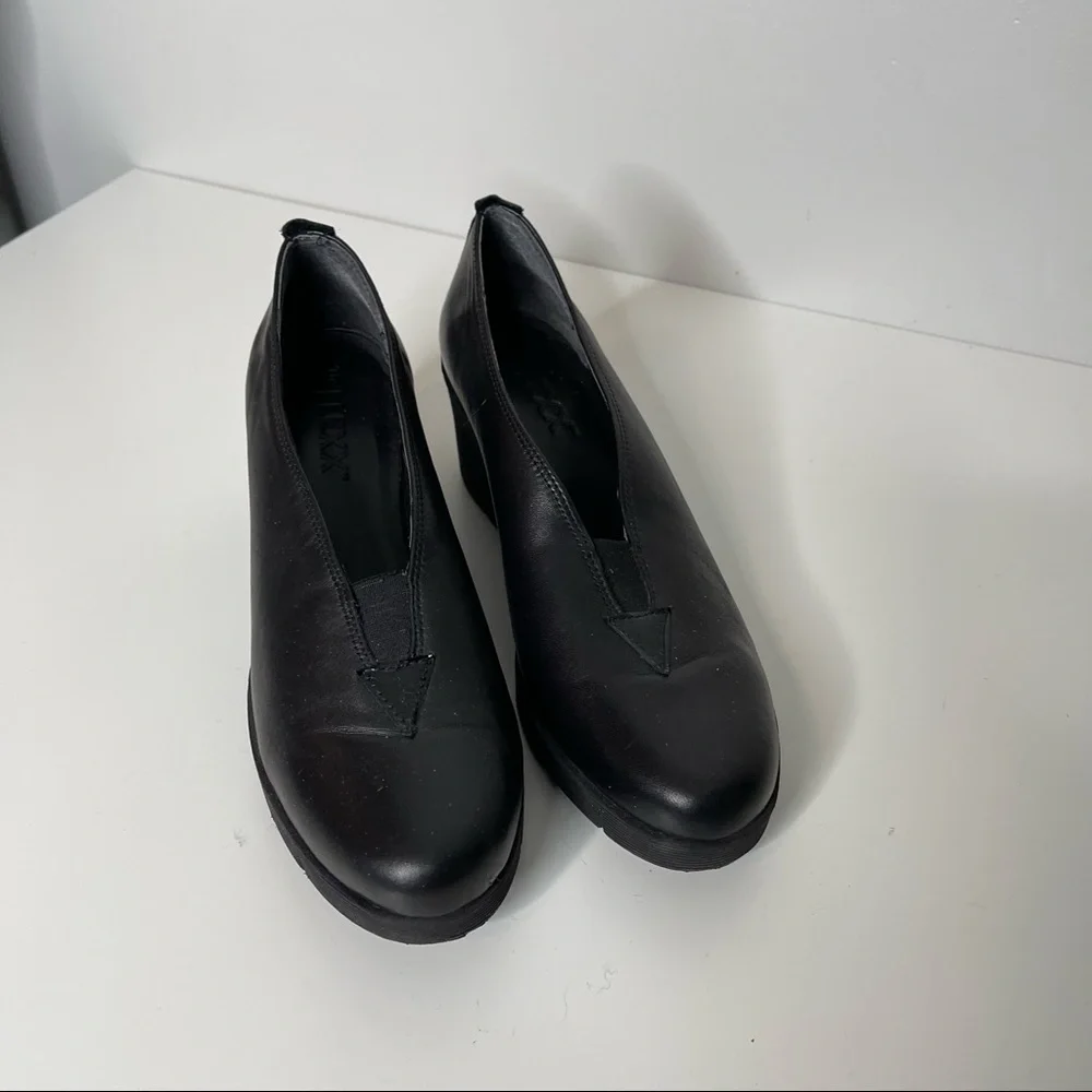 The Flexx black lesson wedge size 8